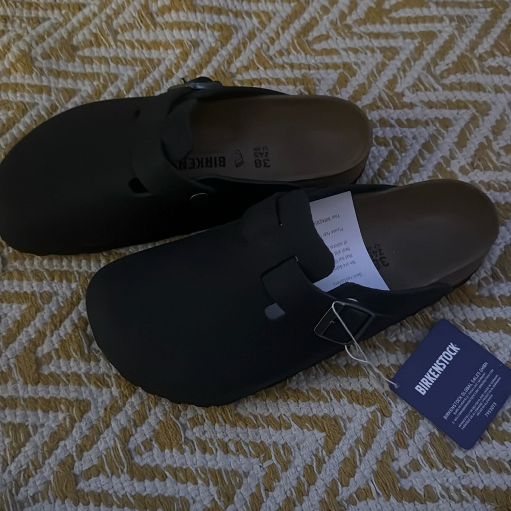 Women’s\Men’s black oiled leather Boston leather clogs! These are casual!